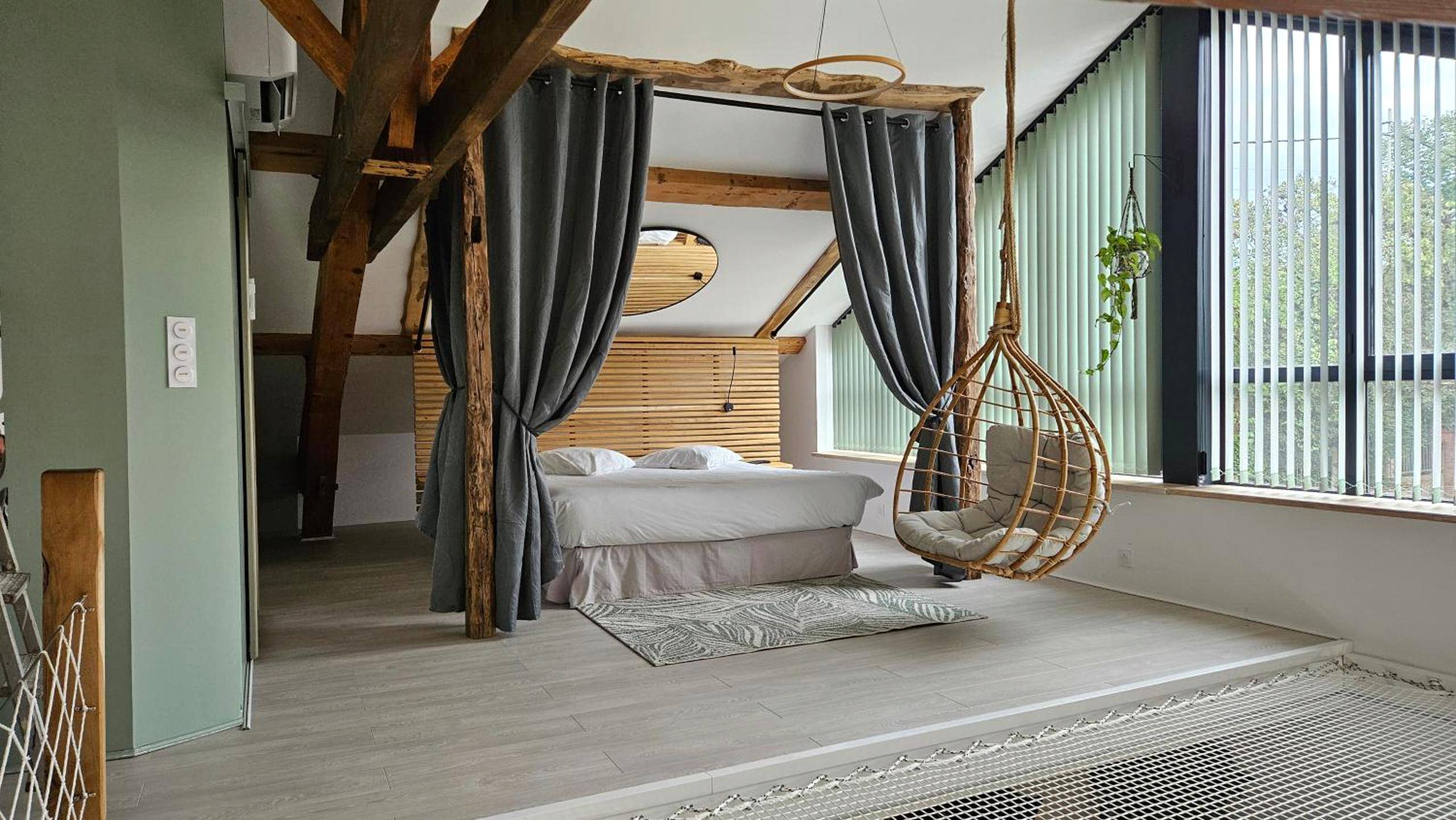 Chambre sous combles avec lit king size et balancelle - Love Room Toulouse - Espace évasions Loft Kis LOVE ROOM