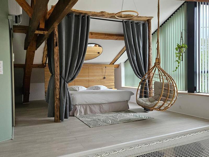 Chambre sous combles avec lit king size et balancelle - Love Room Toulouse - Espace évasions Loft Kis LOVE ROOM