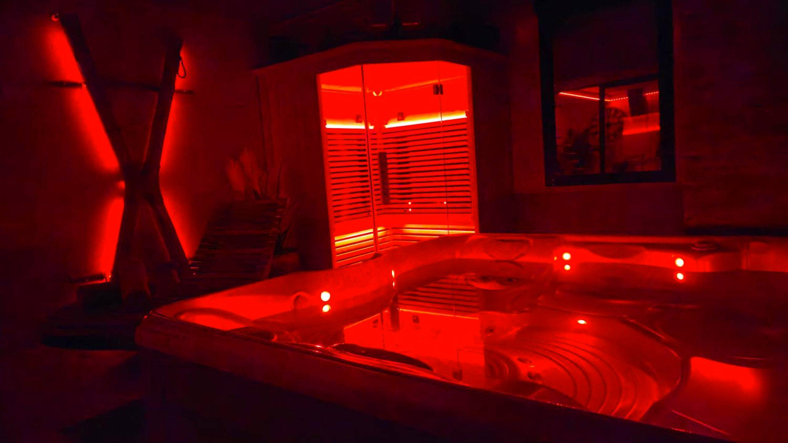 Jacuzzi privatif bouillonnant éclairé en rouge - Espace évasions Loft Kis LOVE ROOM