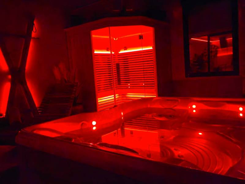 Jacuzzi privatif bouillonnant éclairé en rouge - Espace évasions Loft Kis LOVE ROOM