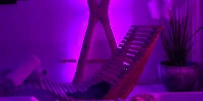 Jacuzzi et croix de Saint - André en lumière violette - Espace évasions Loft Kis LOVE ROOM