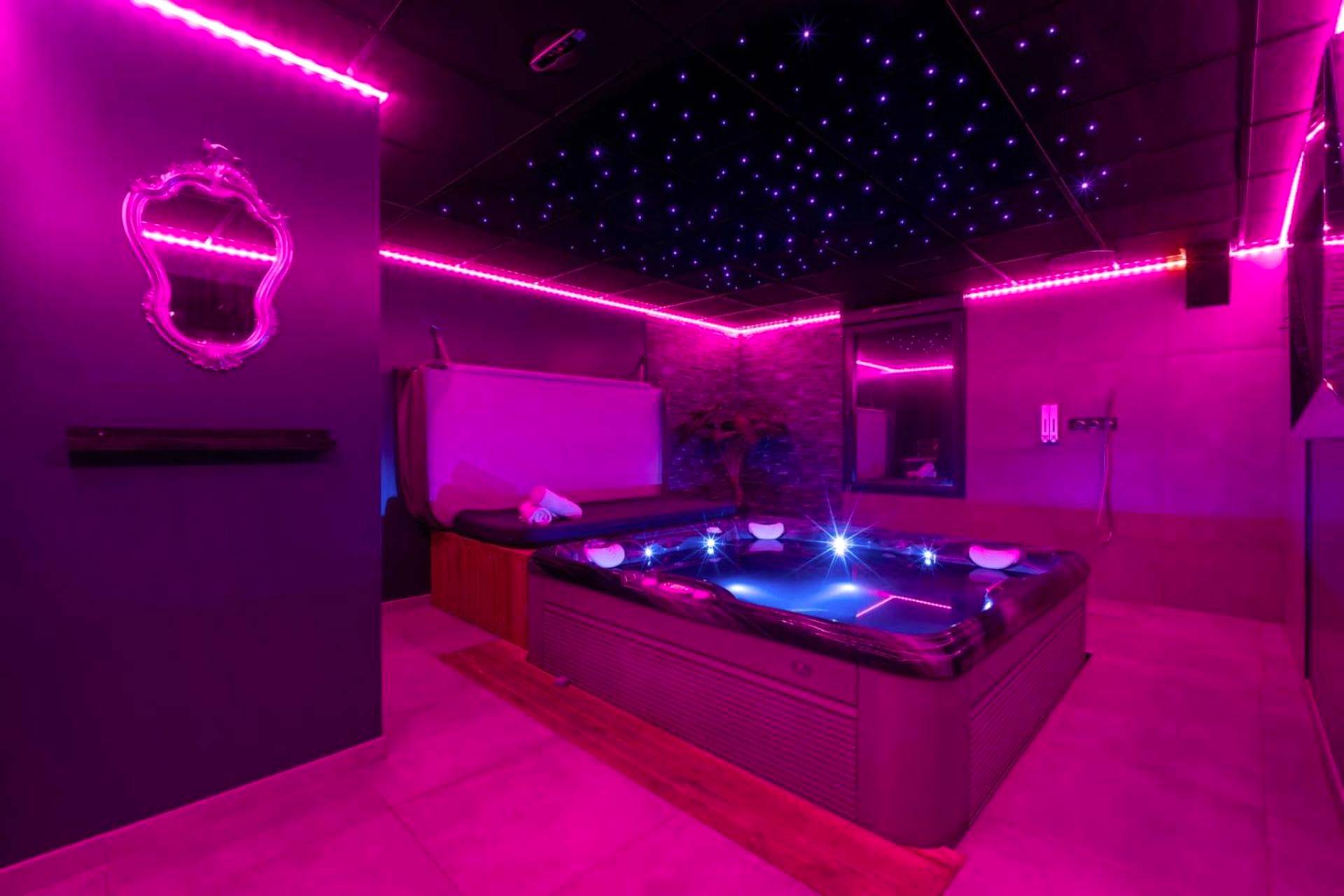 Jacuzzi privatif sous un ciel étoilé lumineux - Love Room Toulouse - Espace évasions Loft love LOVE ROOM