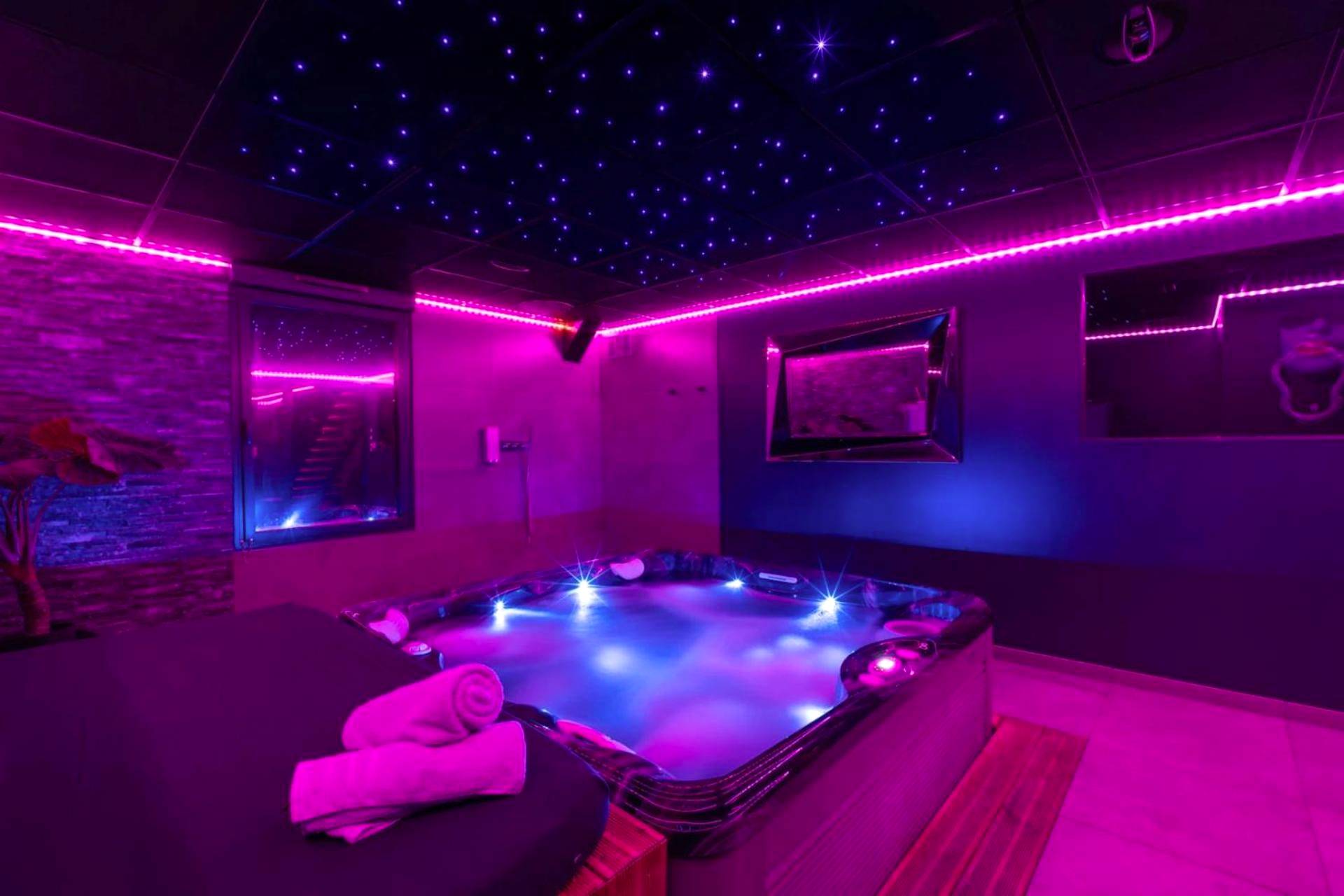 Bain à remous avec éclairage LED rose et bleu - Espace évasions Loft love LOVE ROOM