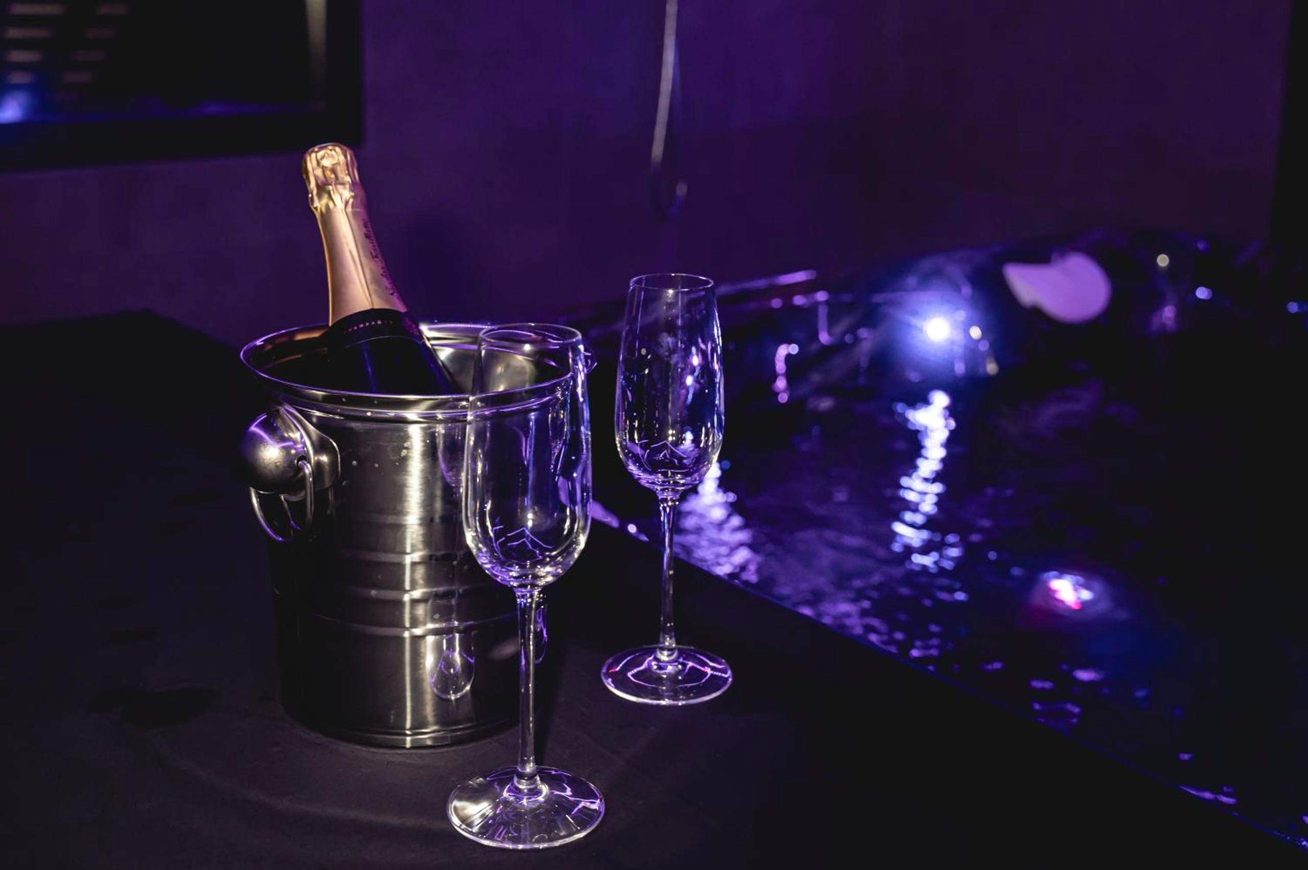 Bouteille de champagne et flûtes près du spa - Espace évasions Loft love LOVE ROOM