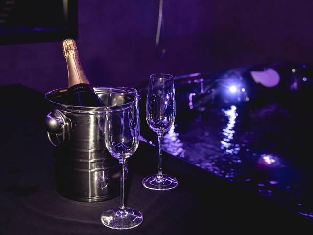 Bouteille de champagne et flûtes près du spa - Espace évasions Loft love LOVE ROOM