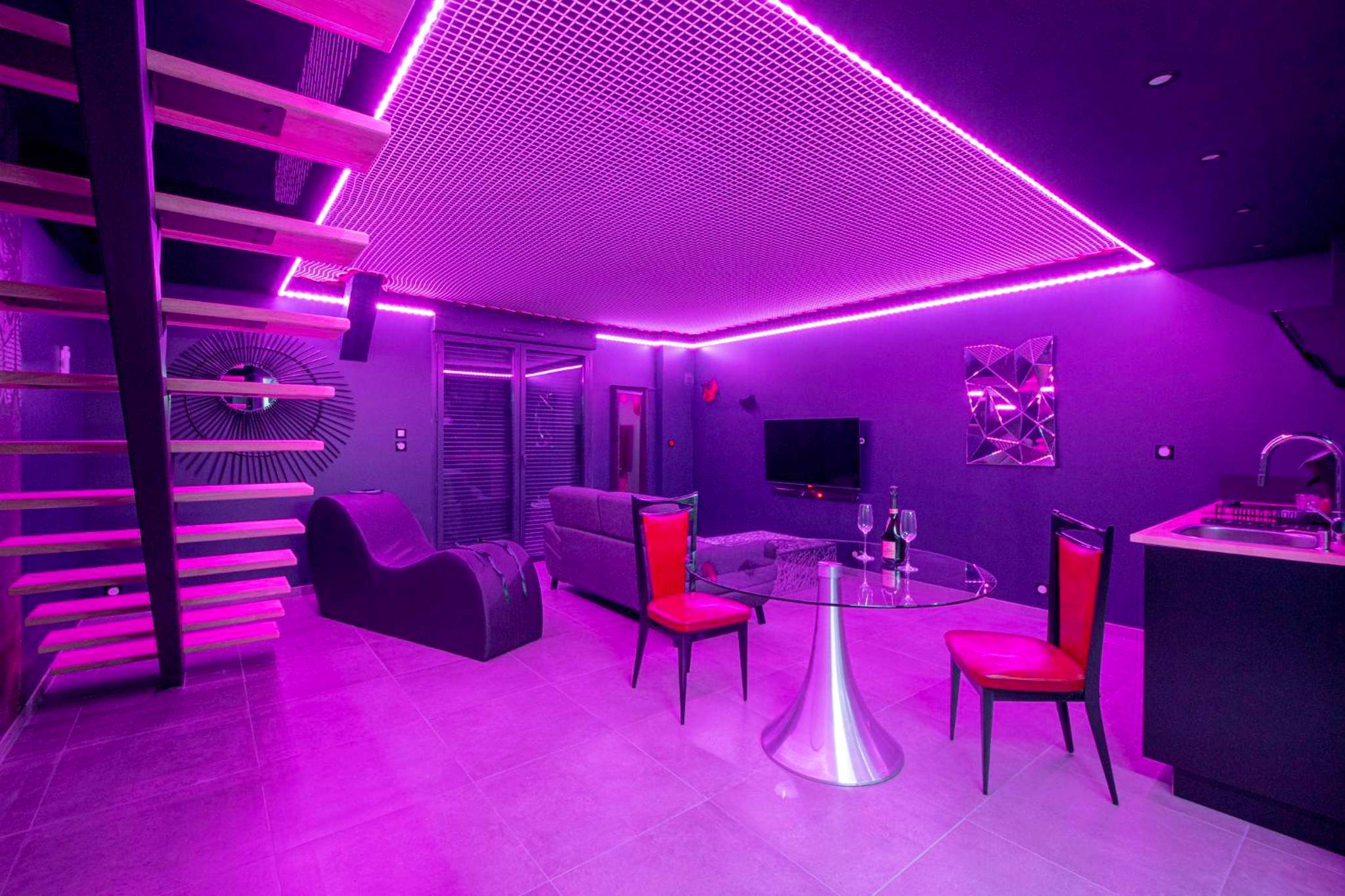 Espace dînatoire et escalier design éclairé - Espace évasions Loft love LOVE ROOM