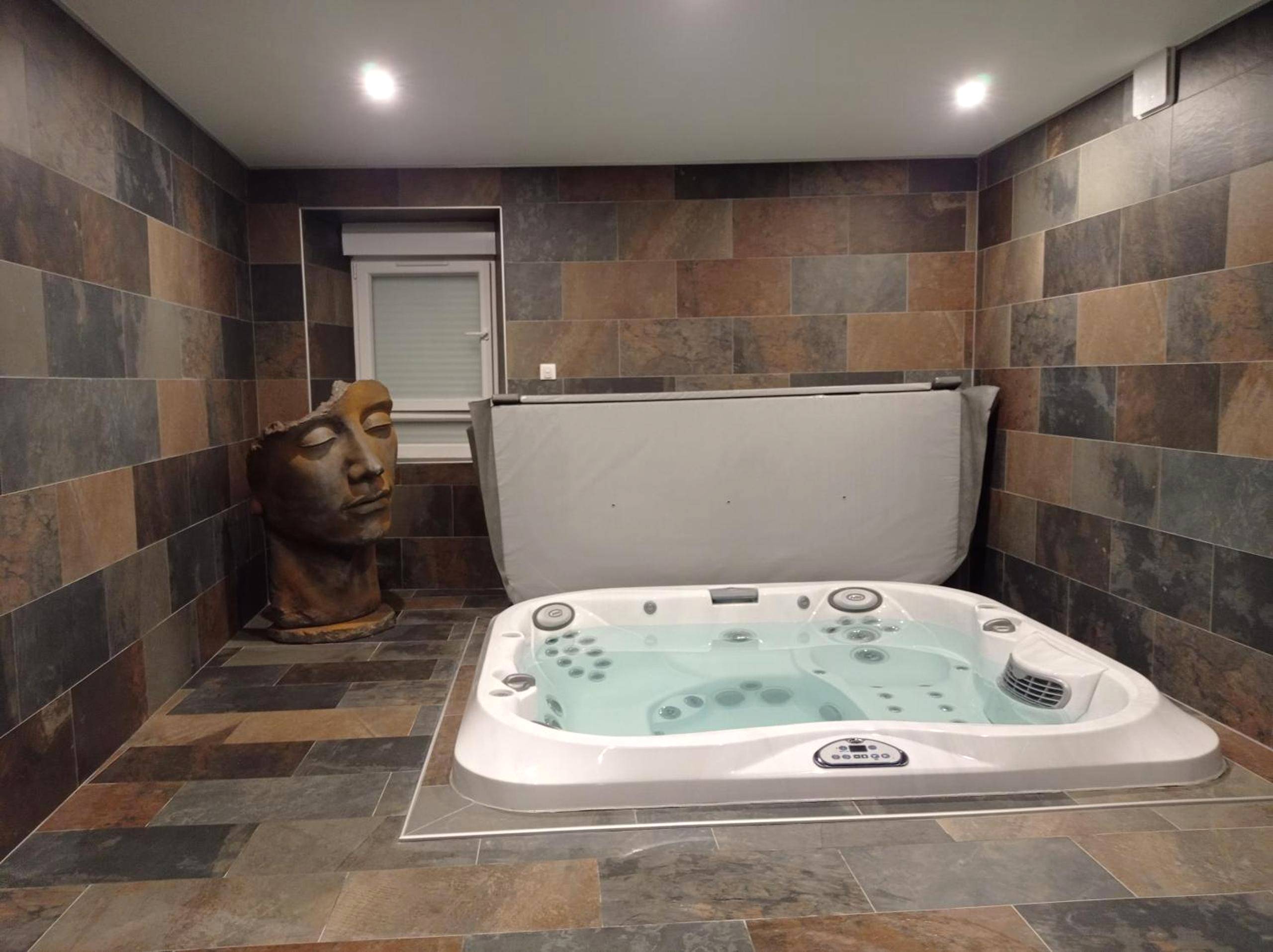 Jacuzzi privatif et statue décorative - Love Room Saint - Jeure - d'Ay - L'espaco