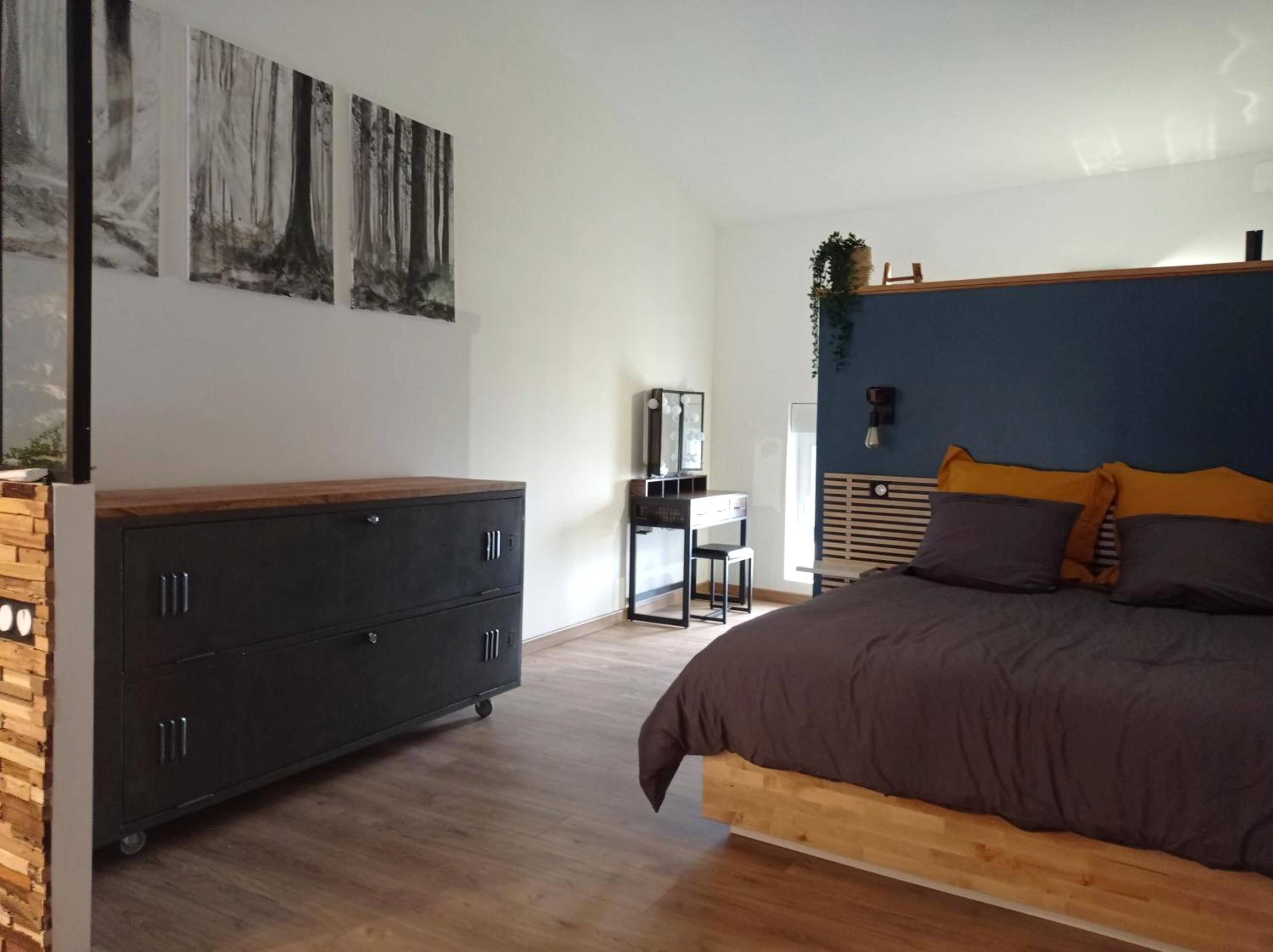 Chambre avec lit king size et déco industrielle - L'espaco