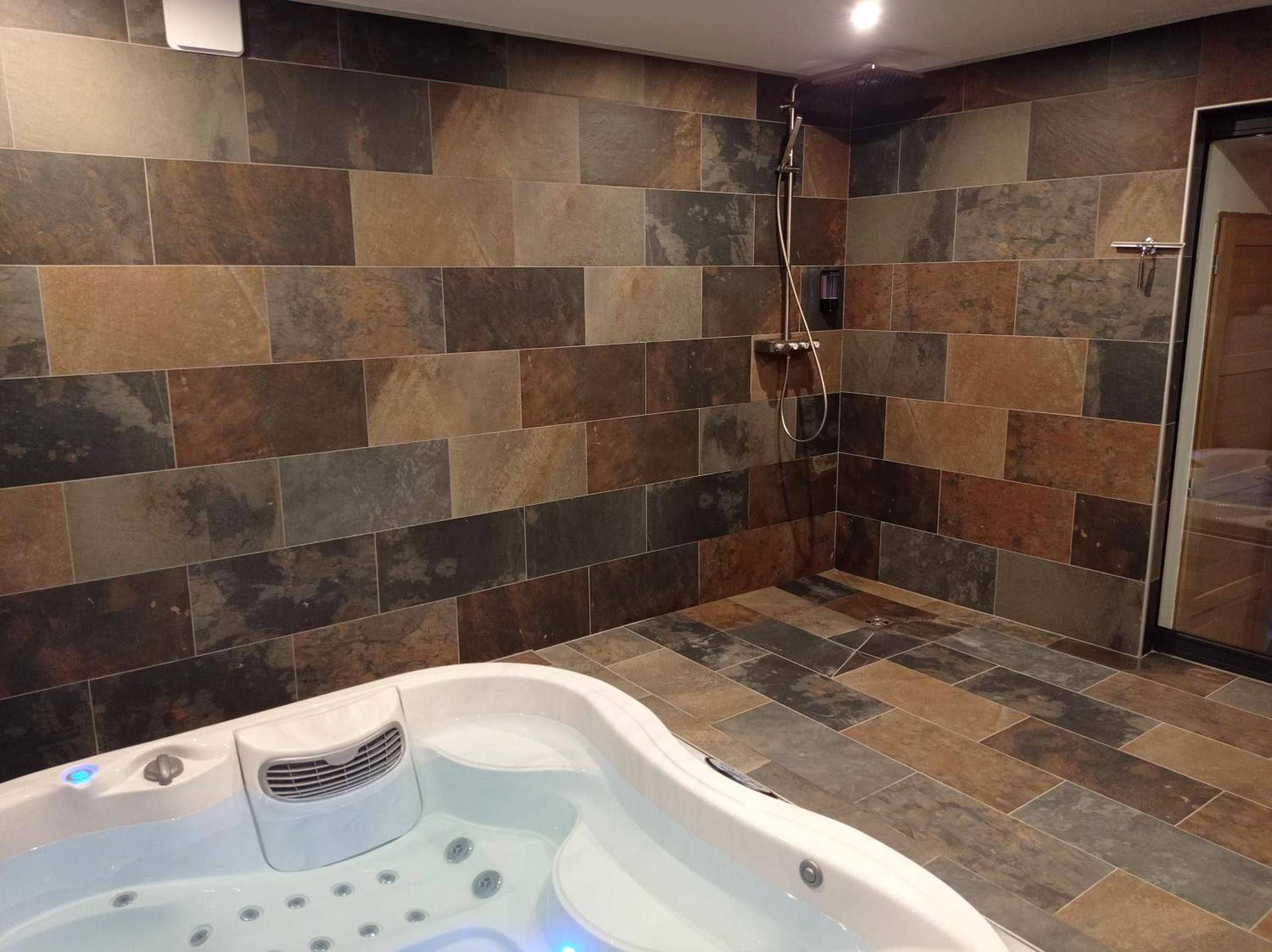 Espace bien - être avec douche et jacuzzi - L'espaco