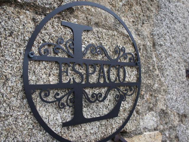 Enseigne décorative en fer forgé sur mur - L'espaco