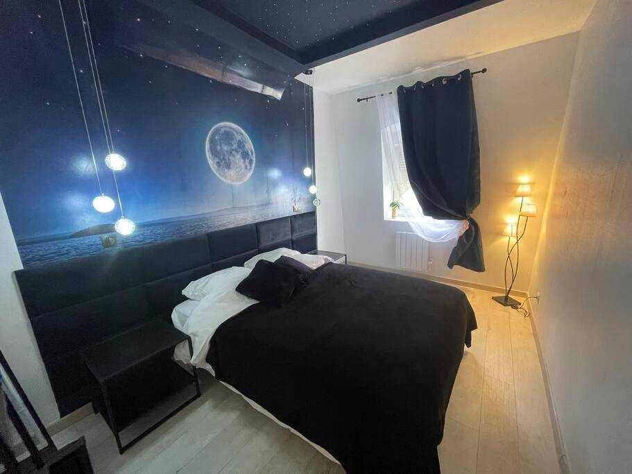 Chambre avec fresque lunaire et ciel étoilé - Esprit BALI ....LOVE SPA, Sauna de luxe à Mulhouse