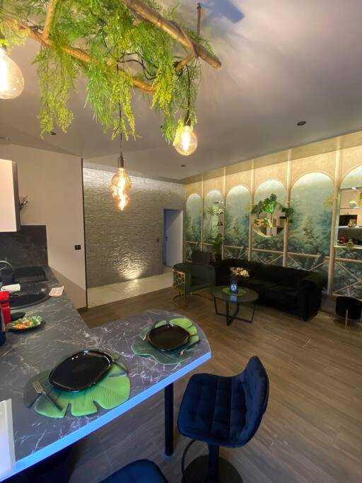 Salon et coin repas à la décoration végétale - Esprit BALI ....LOVE SPA, Sauna de luxe à Mulhouse