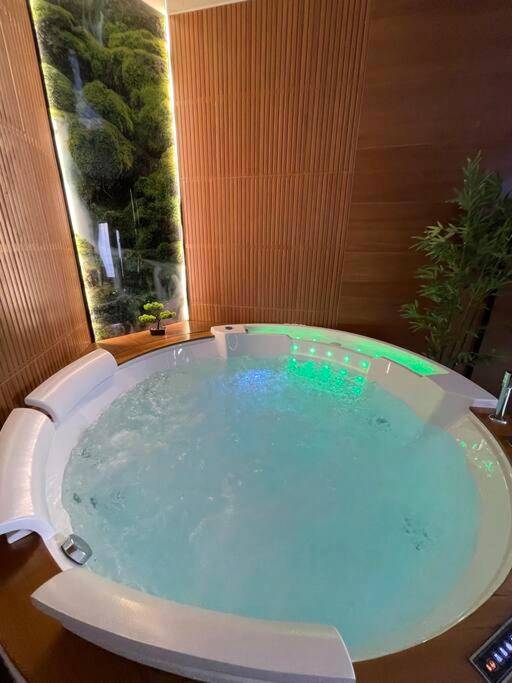 Jacuzzi rond avec éclairage LED vert et bleu - Esprit BALI ....LOVE SPA, Sauna de luxe à Mulhouse