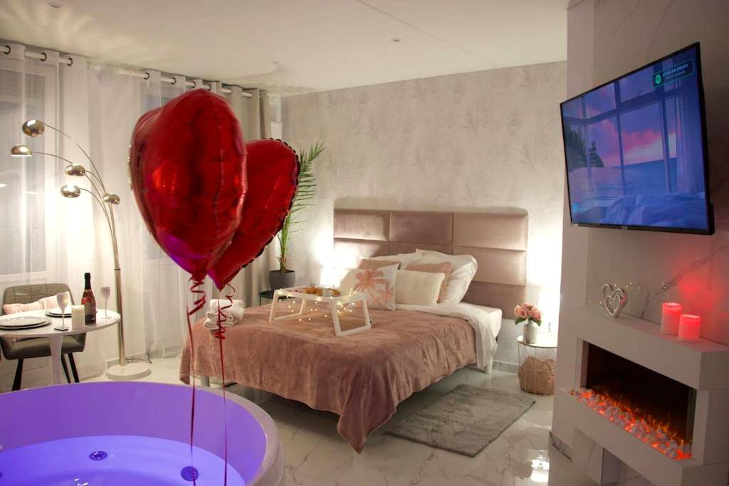 Chambre avec jacuzzi et ballons en cœur - Love Room Mulhouse - SPA Romantique ... Esprit LOVE