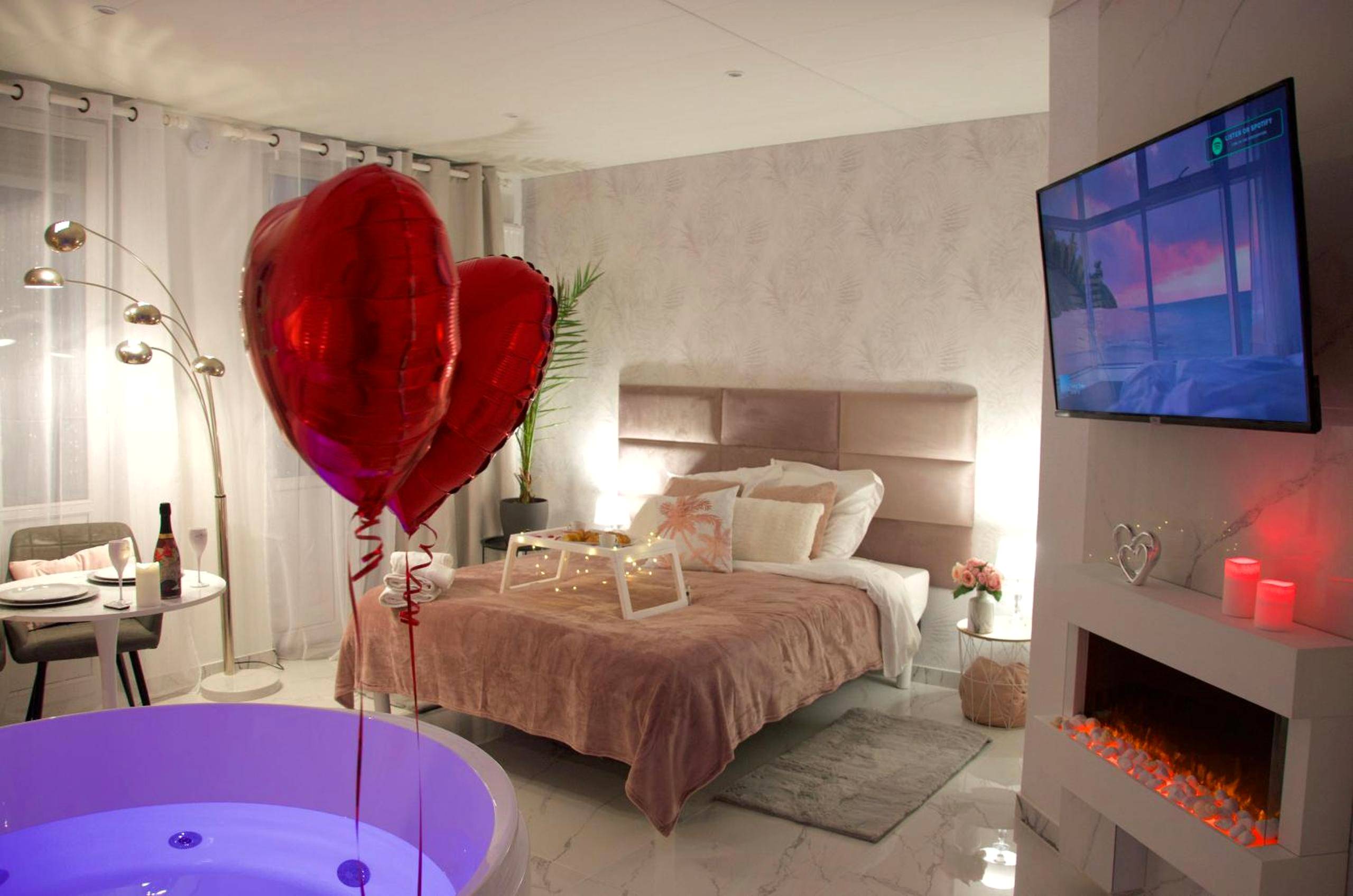 Lit double avec plateau et cheminée électrique - SPA Romantique ... Esprit LOVE