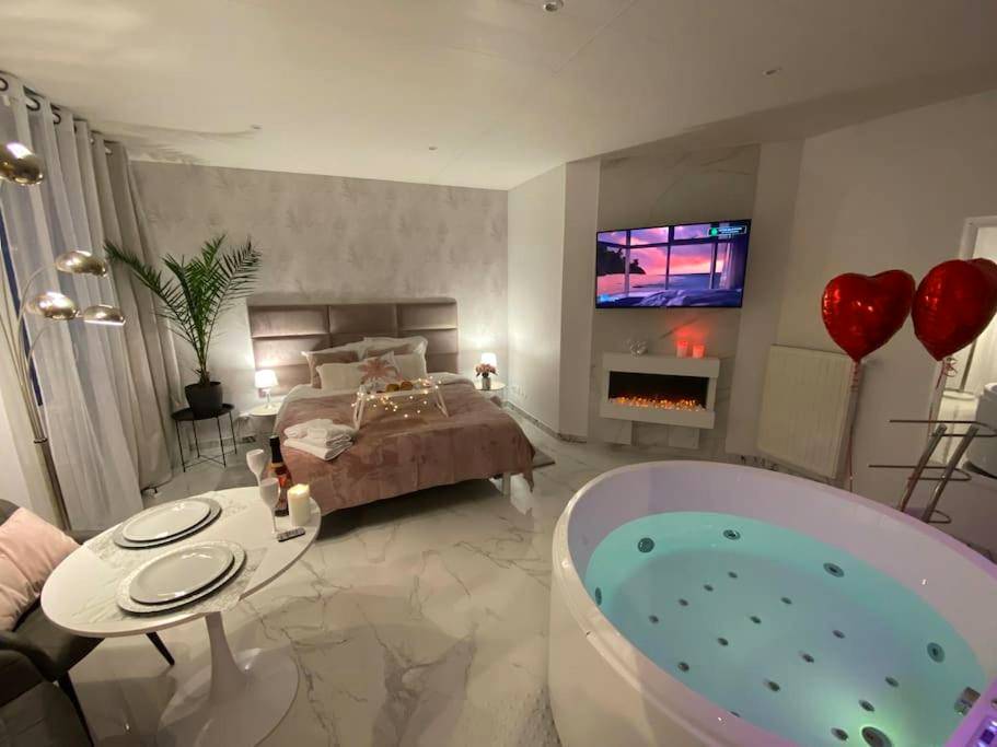 Vue d'ensemble avec jacuzzi et coin repas - SPA Romantique ... Esprit LOVE