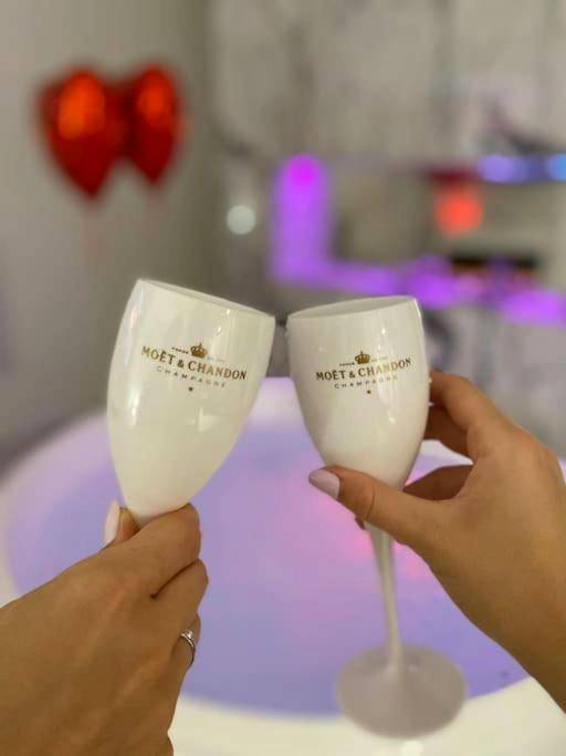 Flûtes de champagne devant le jacuzzi - SPA Romantique ... Esprit LOVE