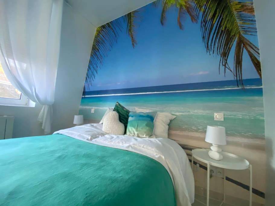 Lit double avec fresque murale de plage - Esprit MALDIVES ...... SPA LOVE au coeur de Mulhouse