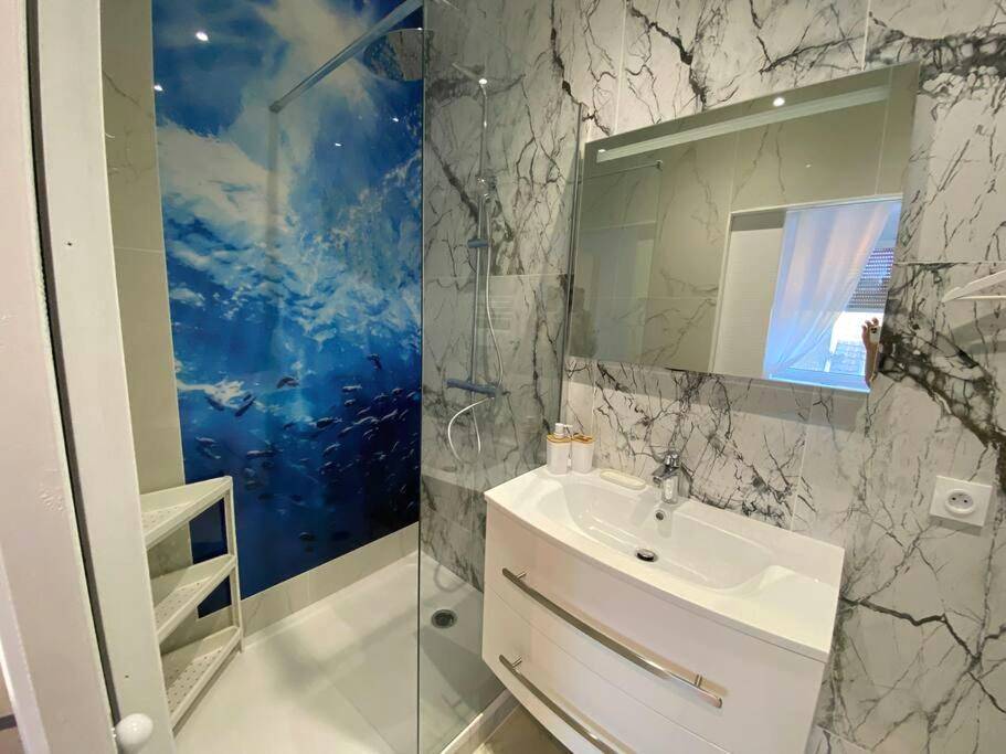 Salle de bain moderne avec douche à l'italienne - Esprit MALDIVES ...... SPA LOVE au coeur de Mulhouse
