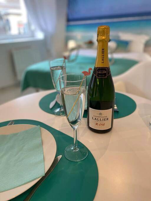 Bouteille de champagne et flûtes sur table - Esprit MALDIVES ...... SPA LOVE au coeur de Mulhouse