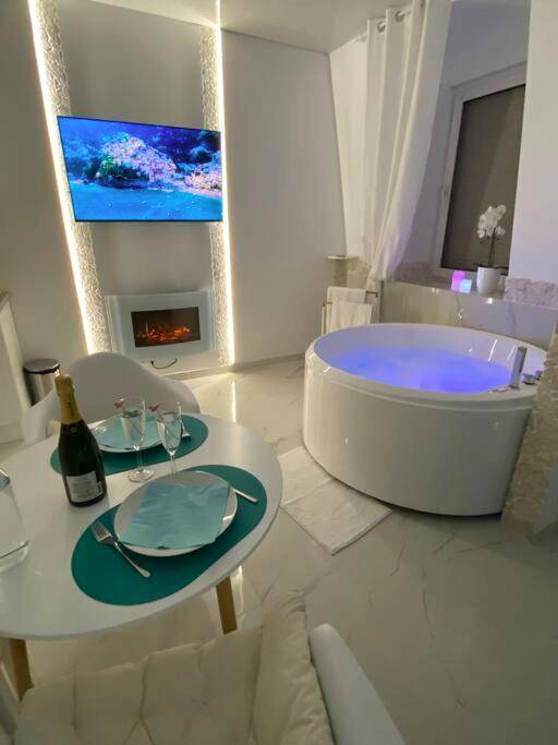 Jacuzzi privatif, cheminée et coin repas - Esprit MALDIVES ...... SPA LOVE au coeur de Mulhouse