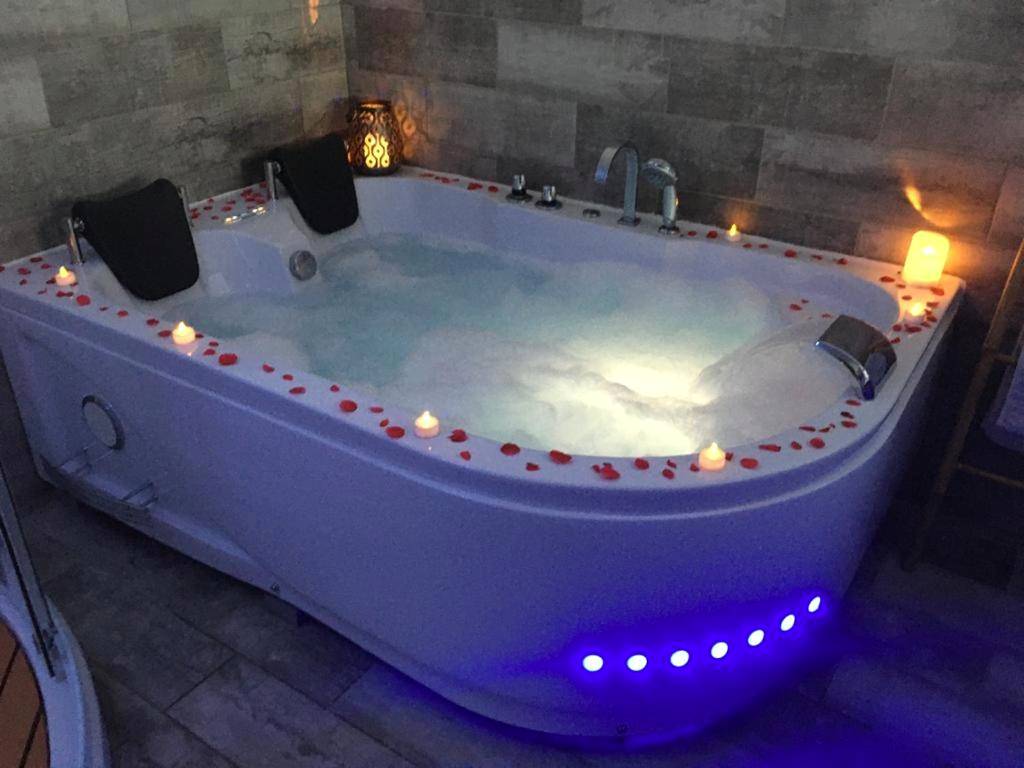 Baignoire balnéo avec pétales et bougies - Love Room Cheval - Blanc - Esprit Zen en Provence Studio Spa privatif