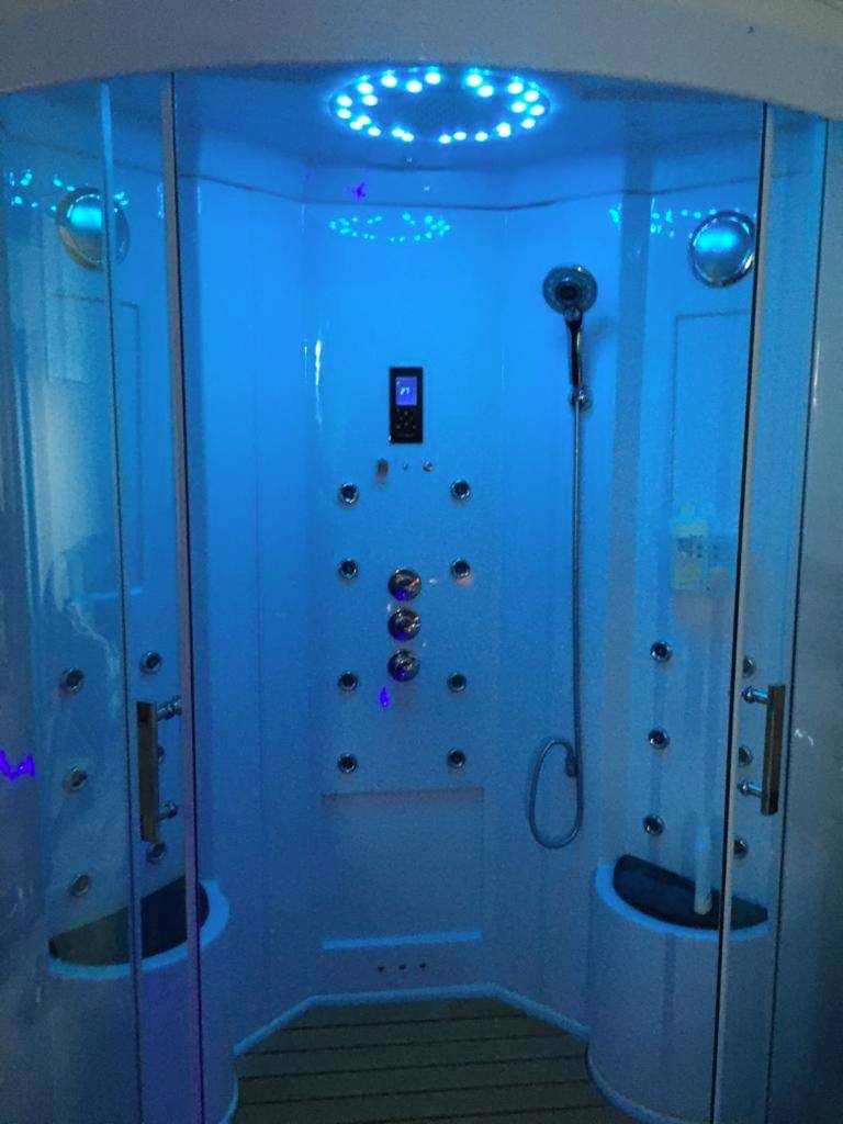 Cabine de douche hydromassante à éclairage bleu - Esprit Zen en Provence Studio Spa privatif