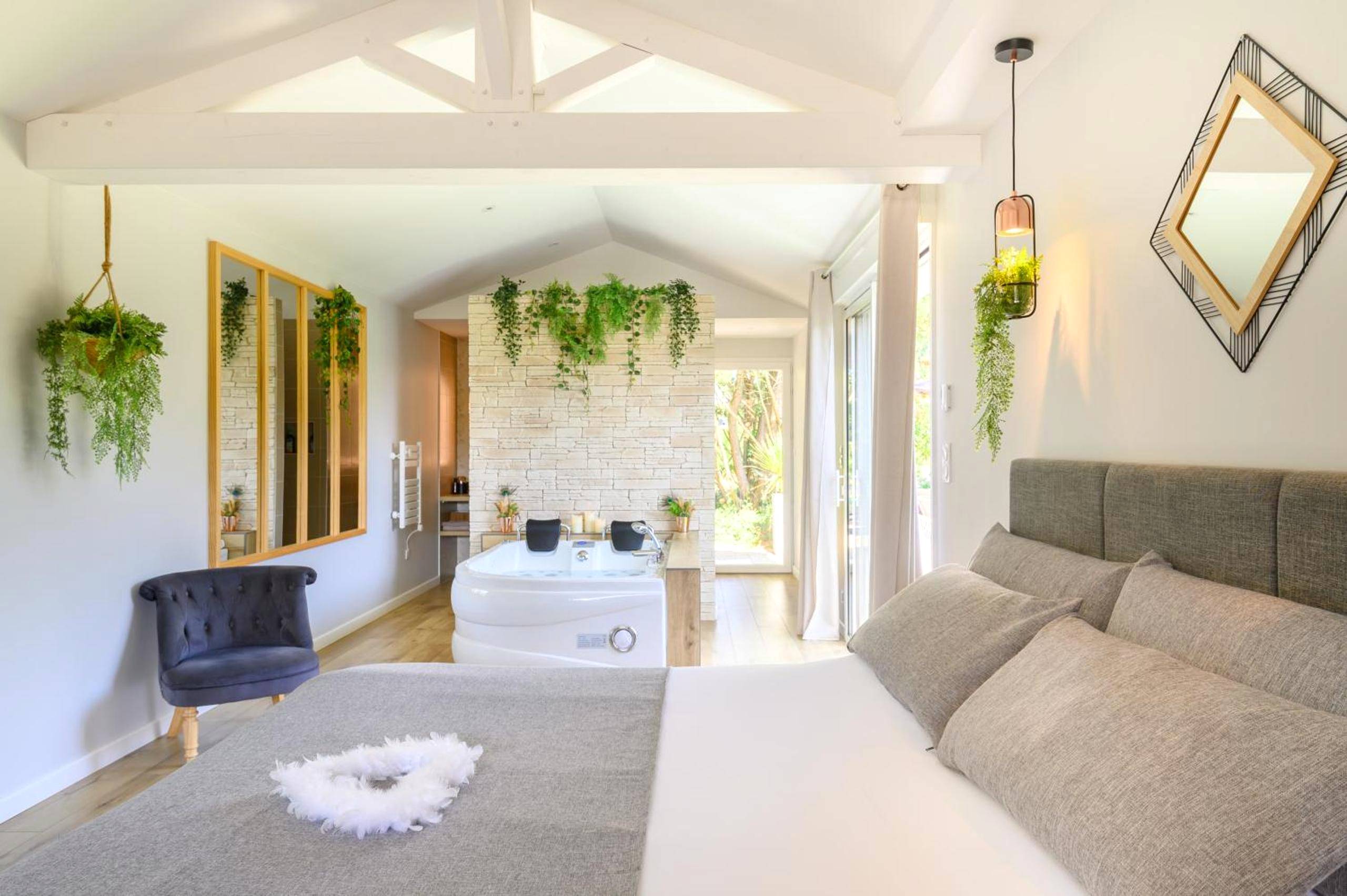 Lit double avec cœur en plumes et jacuzzi - L'Essentiel - Love 5 Etoiles