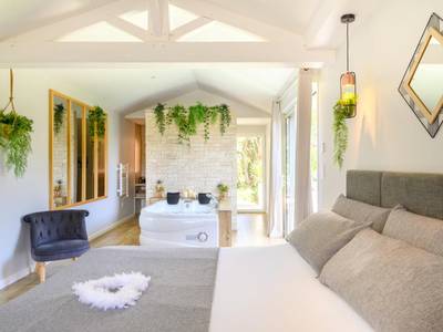 Lit double avec cœur en plumes et jacuzzi - L'Essentiel - Love 5 Etoiles