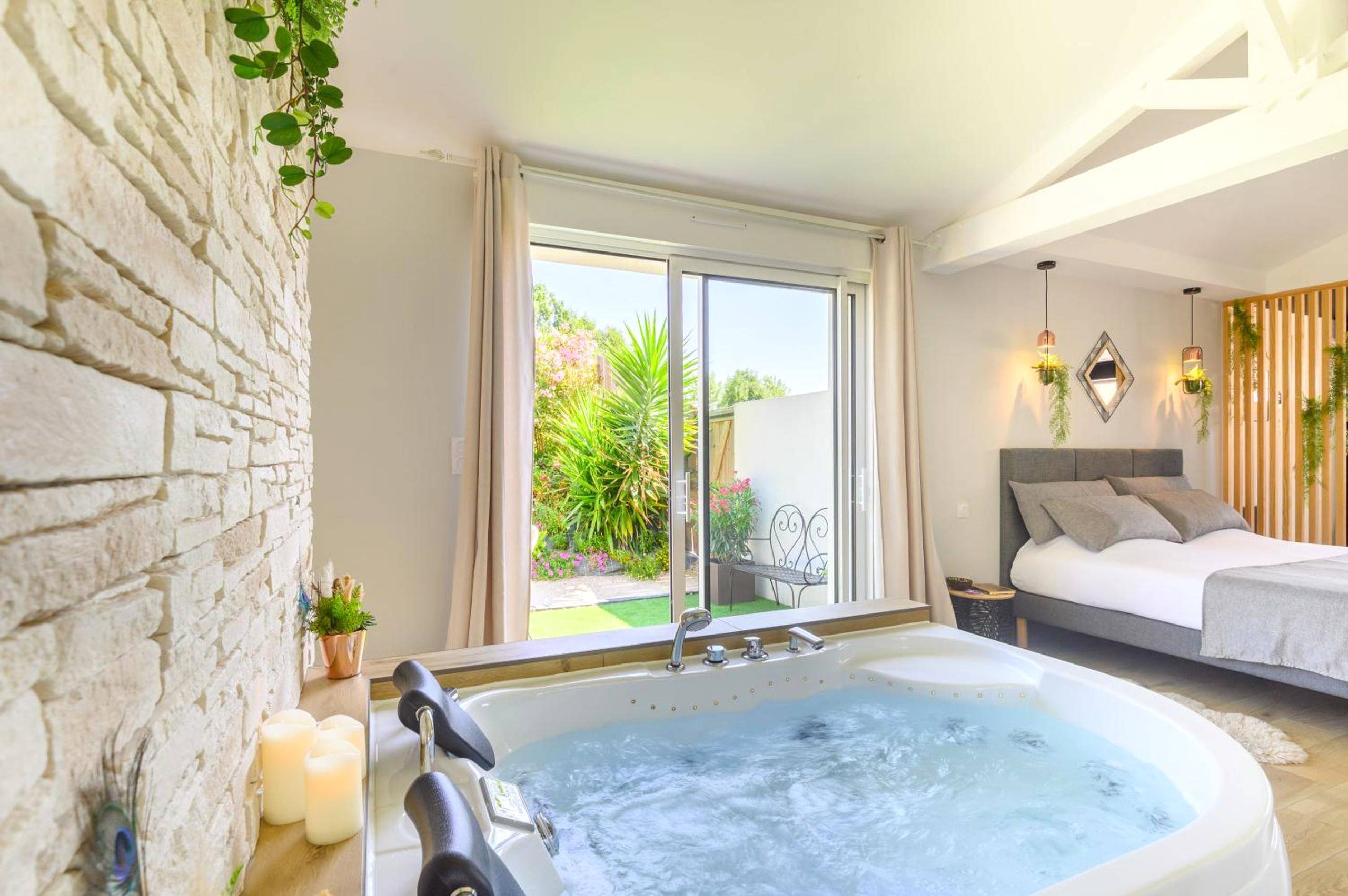 Baignoire balnéo avec vue sur le jardin - L'Essentiel - Love 5 Etoiles