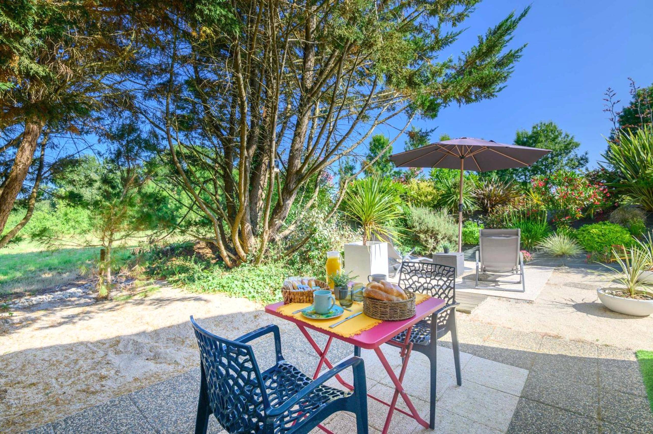 Terrasse aménagée pour le petit - déjeuner - L'Essentiel - Love 5 Etoiles