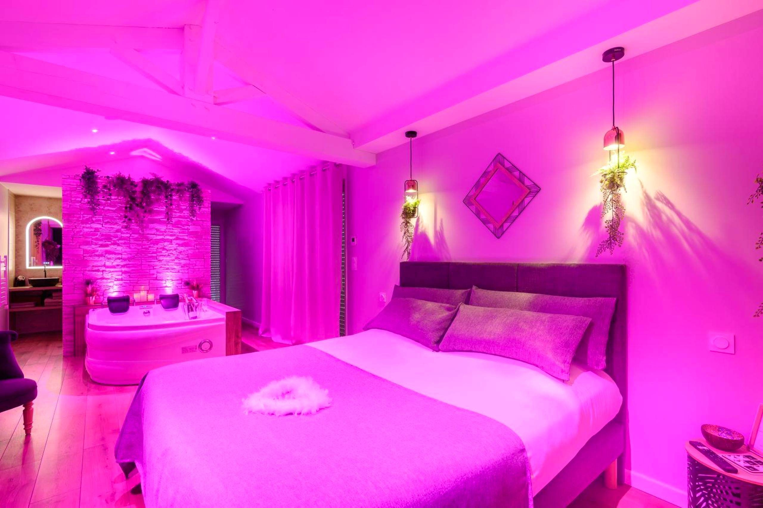 Chambre romantique avec éclairage rose néon - L'Essentiel - Love 5 Etoiles