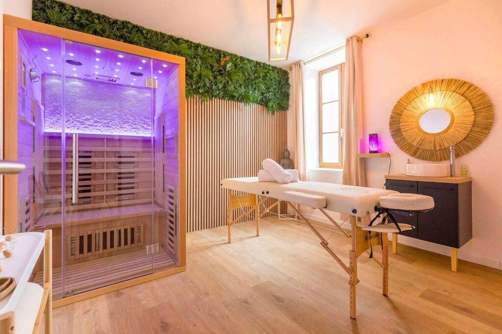 Sauna infrarouge et table de massage - Love Room Le Creusot - L'essentiel