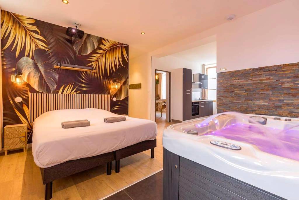 Lit double et jacuzzi privatif lumineux - L'essentiel