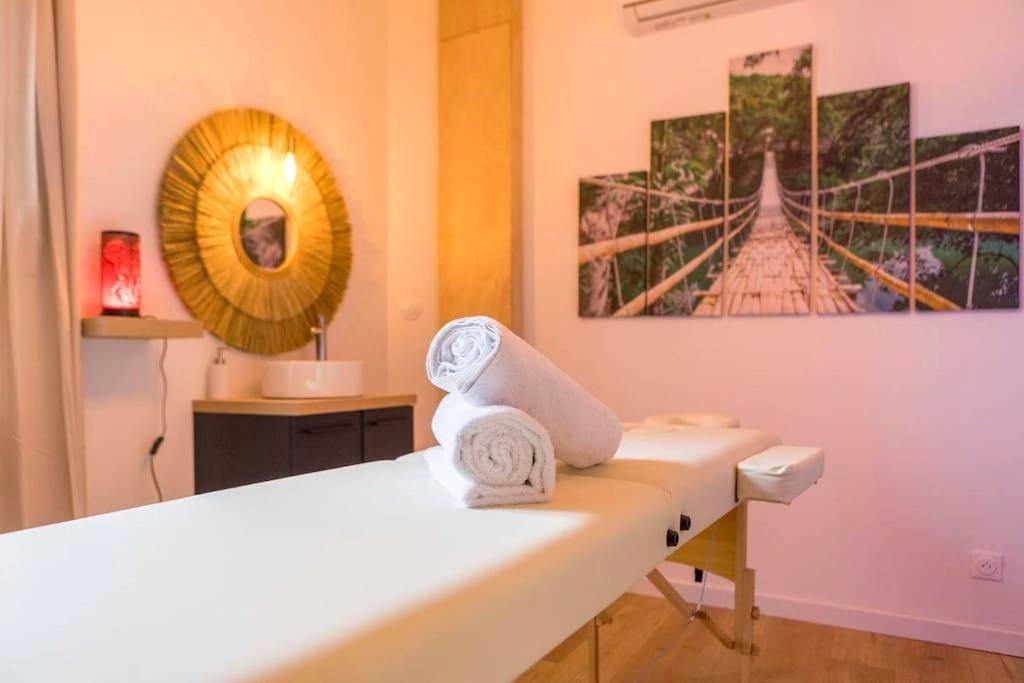 Table de massage avec serviettes roulées - L'essentiel