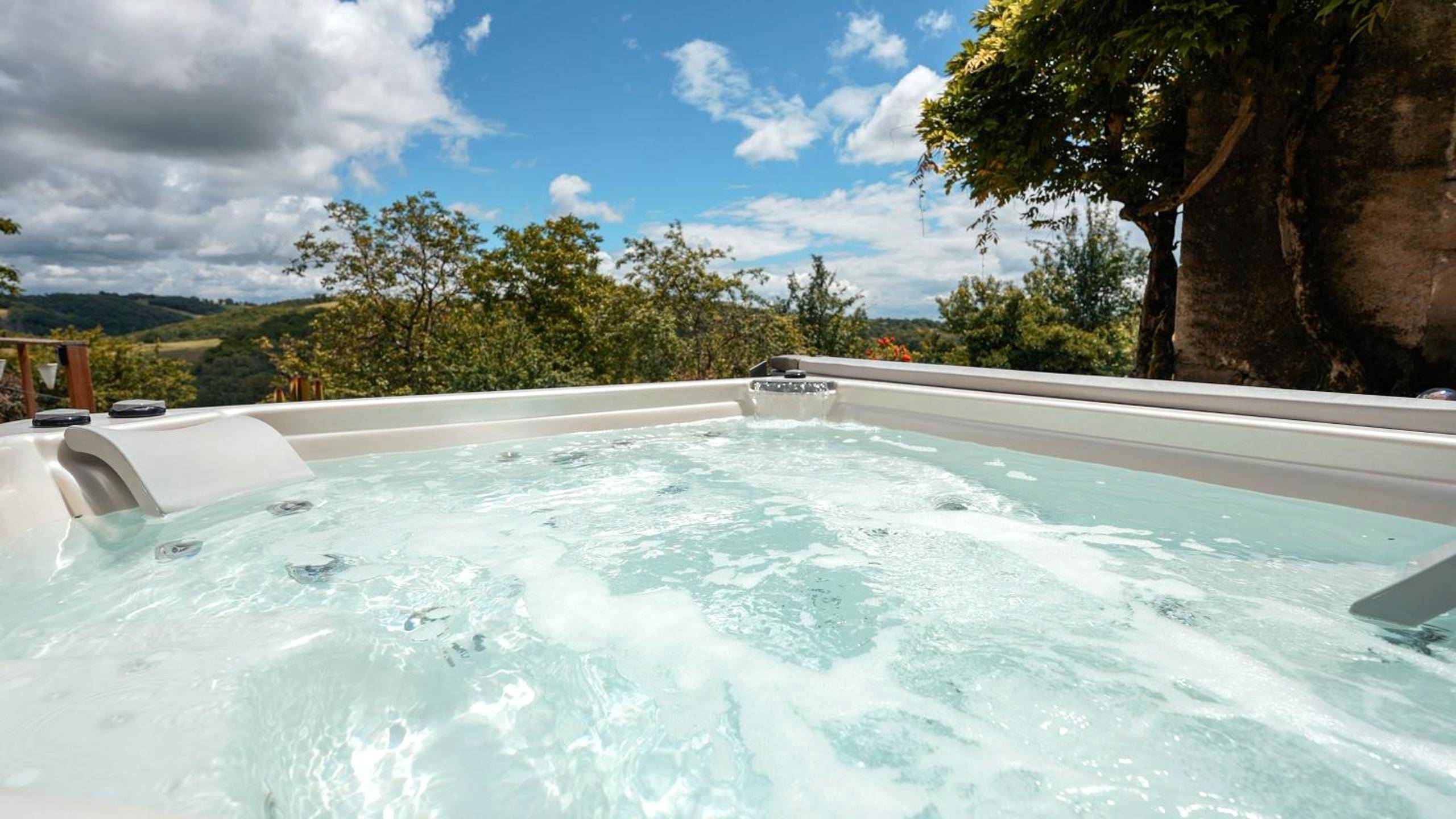 Jacuzzi extérieur avec vue panoramique - Love Room Le Ségur - L'étincelle secrète - gîte romantique entre cordes et Najac