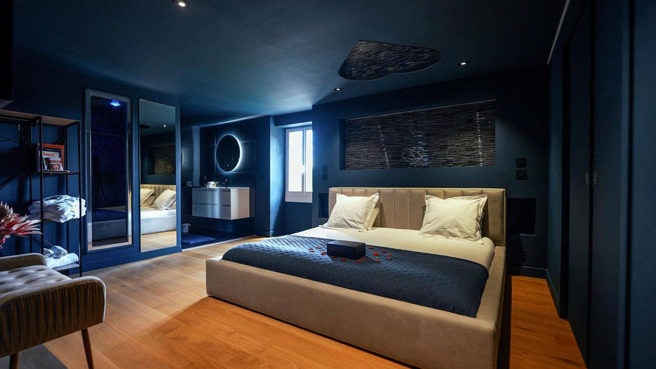 Chambre romantique avec lit king size - L'étincelle secrète - gîte romantique entre cordes et Najac