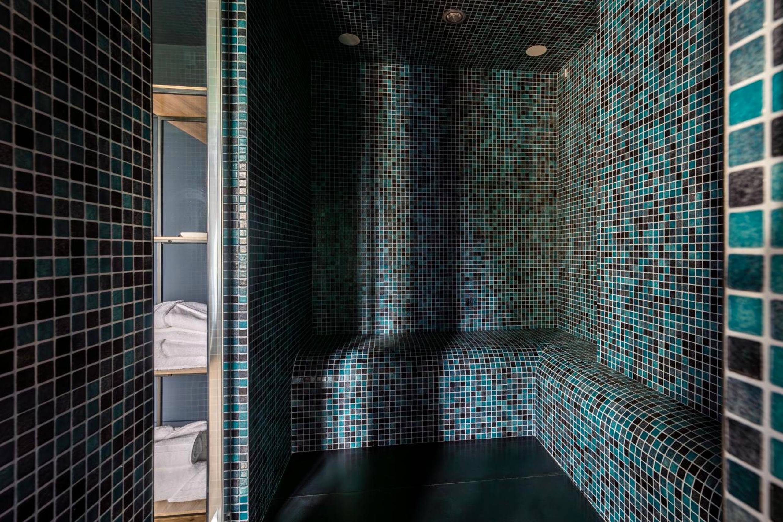 Hammam privatif en mosaïque sombre - L'étincelle secrète - gîte romantique entre cordes et Najac