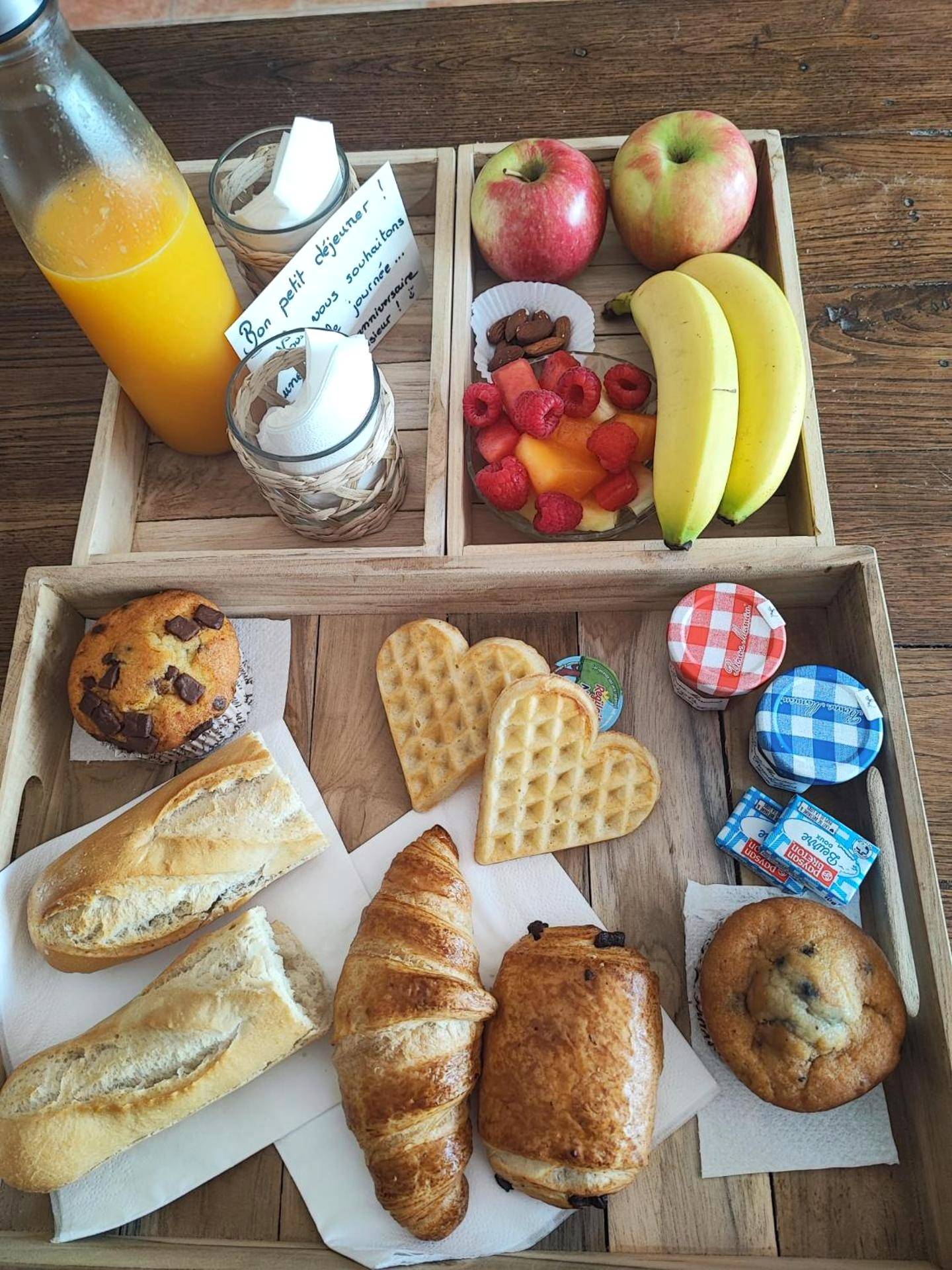 Petit - déjeuner gourmand avec gaufres en cœur - L'étincelle secrète - gîte romantique entre cordes et Najac