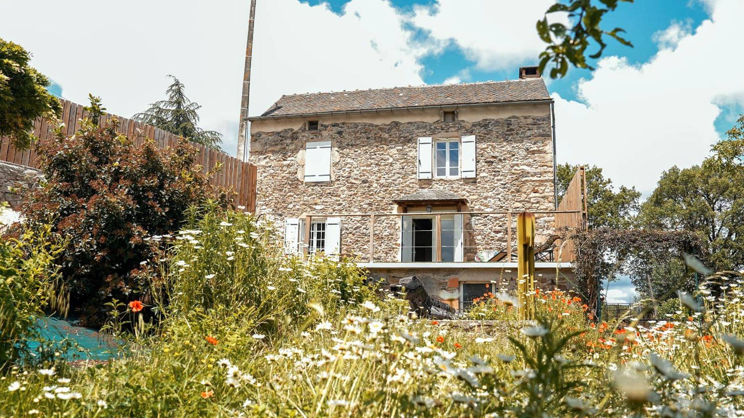 Façade en pierre avec terrasse et jardin - L'étincelle secrète - gîte romantique entre cordes et Najac