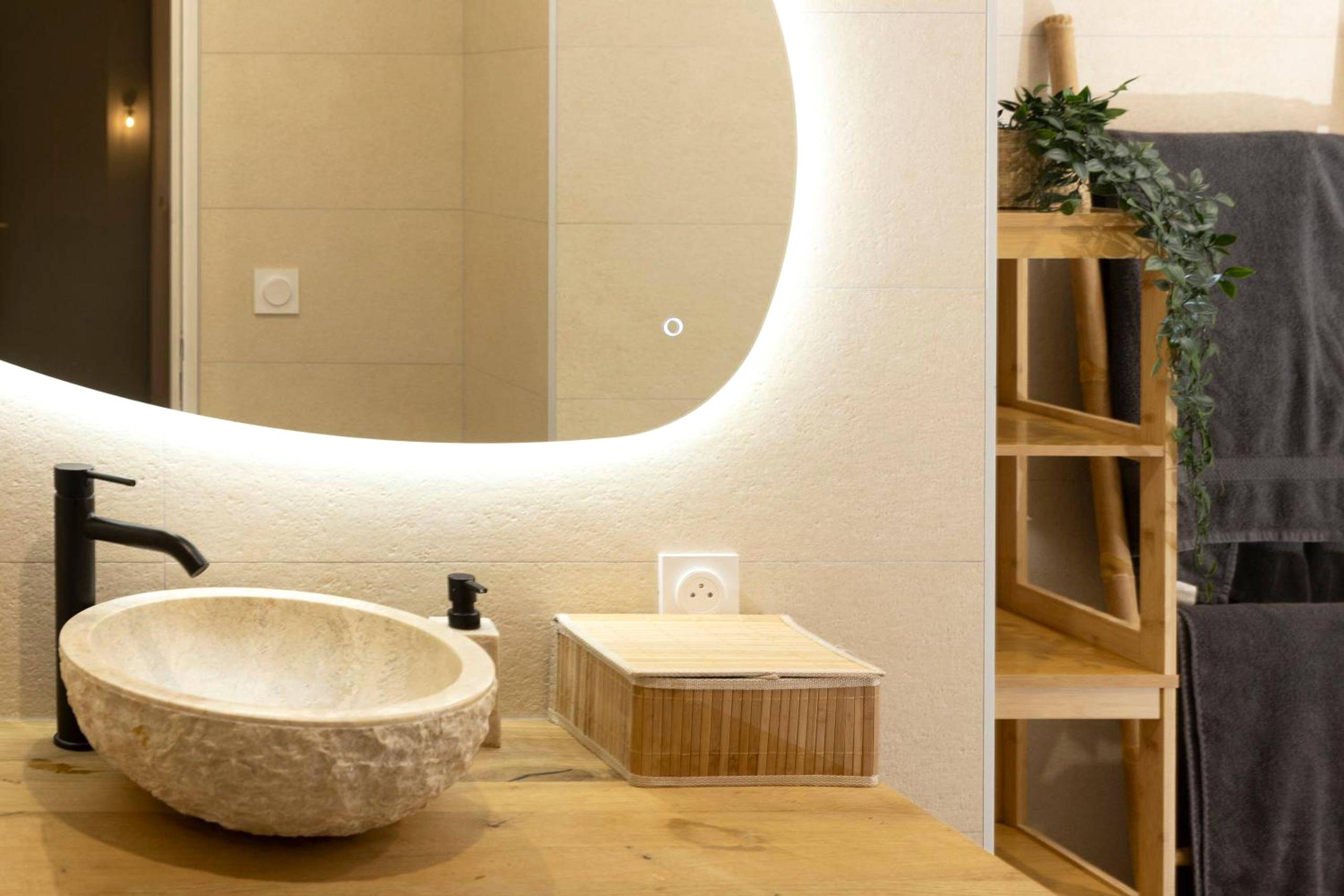 Vasque en pierre et miroir rond rétroéclairé - L'étoilé Strasbourg Jacuzzi Détente & Confort