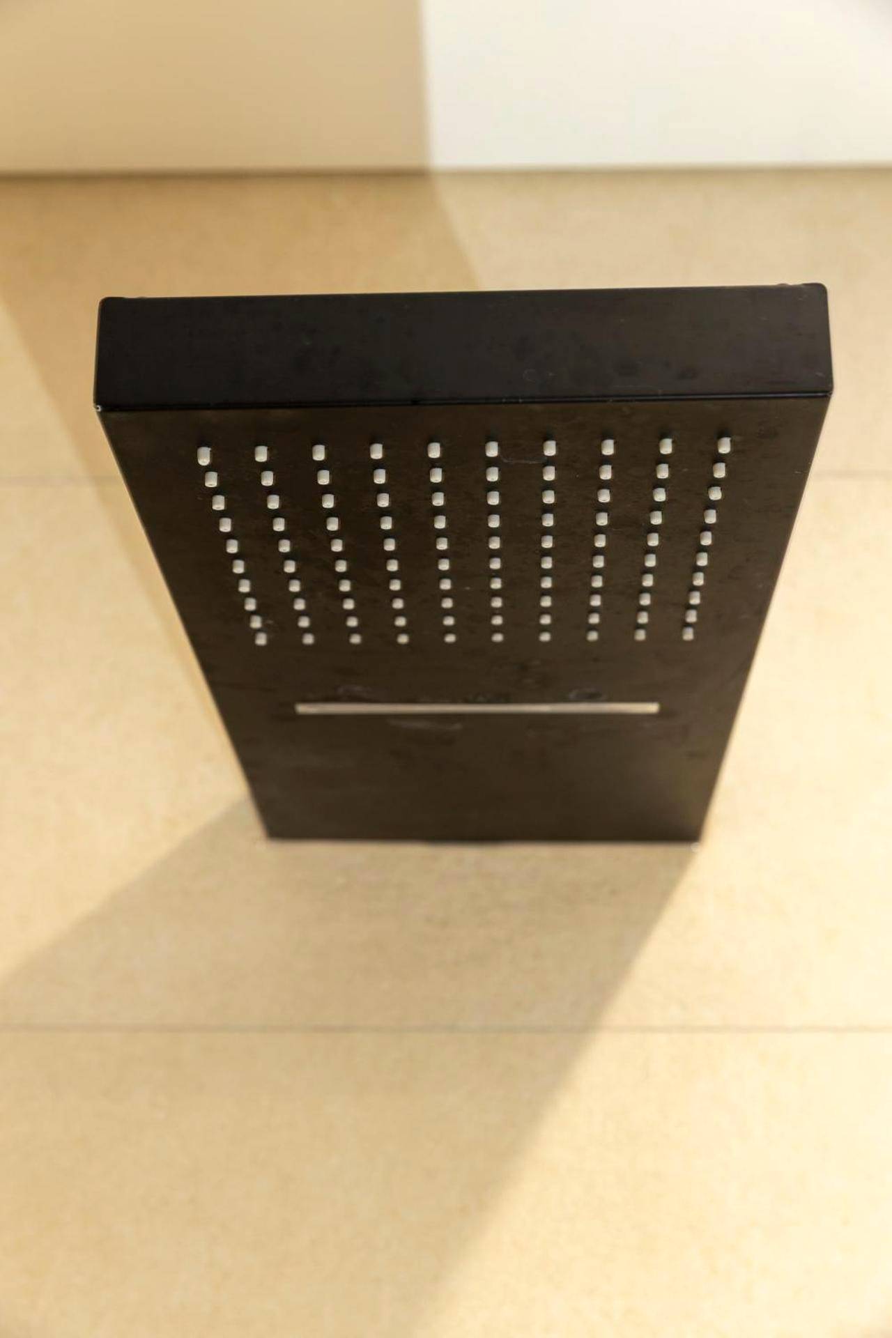 Pommeau de douche ciel de pluie noir moderne - L'étoilé Strasbourg Jacuzzi Détente & Confort