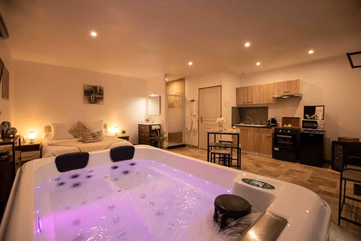 Jacuzzi privatif et vue sur l'espace studio - Love Room Domme - Gites spa de charme L ETOILE SPA