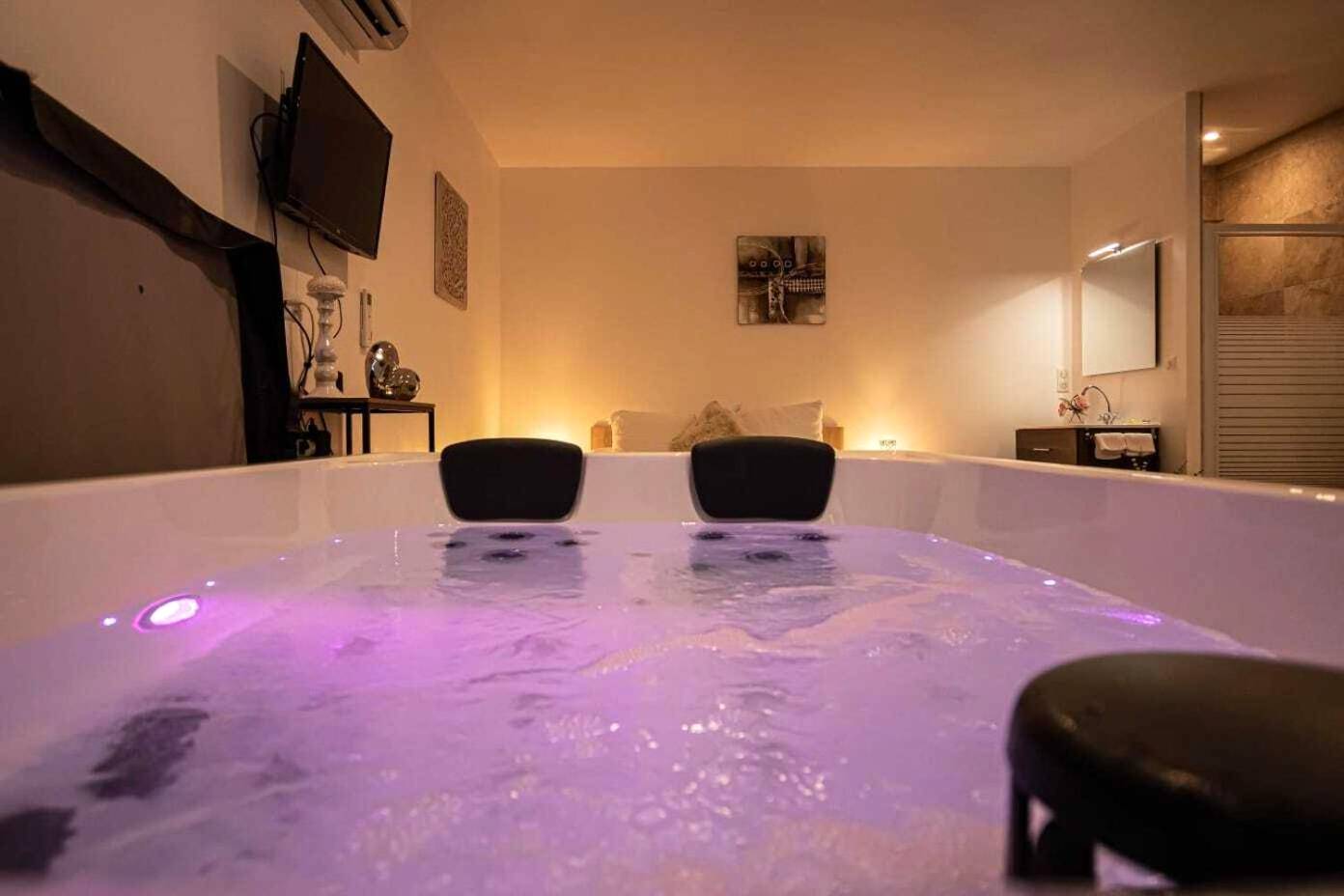 Bain à remous avec éclairage LED violet - Gites spa de charme L ETOILE SPA
