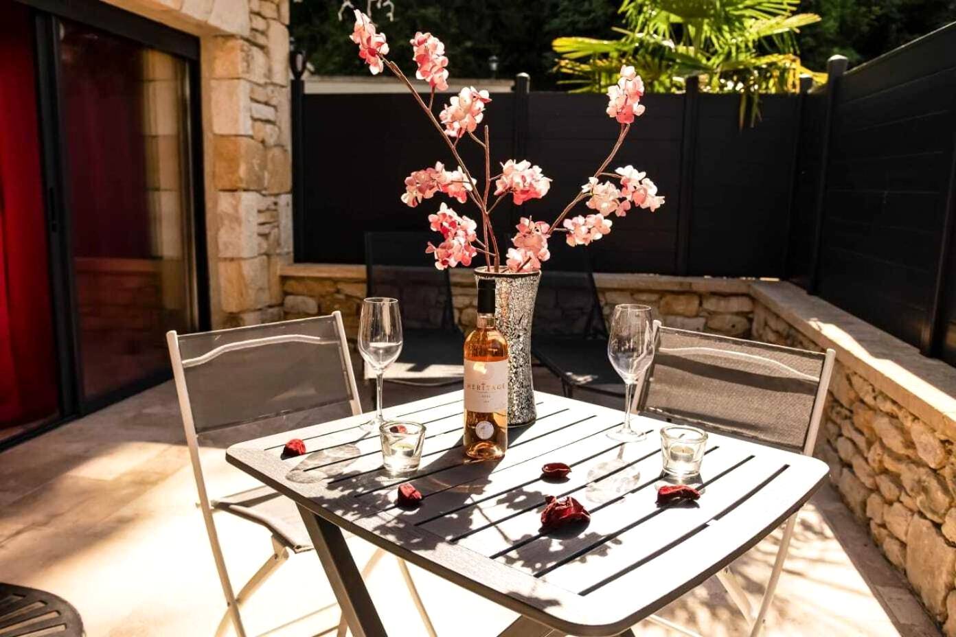 Terrasse privée avec table dressée et fleurs - Gites spa de charme L ETOILE SPA