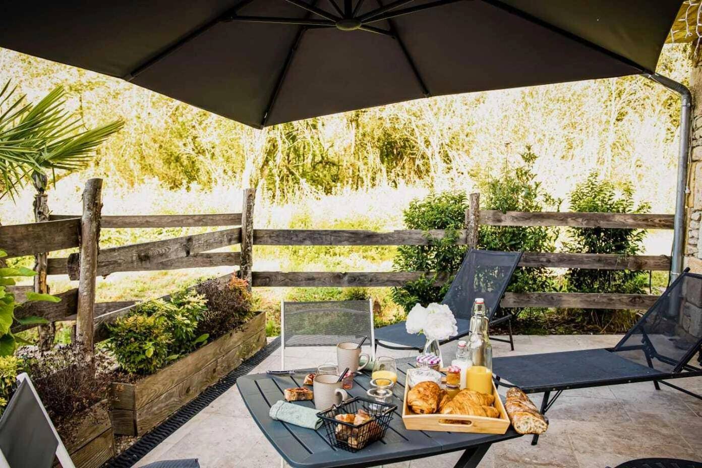 Petit - déjeuner servi sur la terrasse ombragée - Gites spa de charme L ETOILE SPA