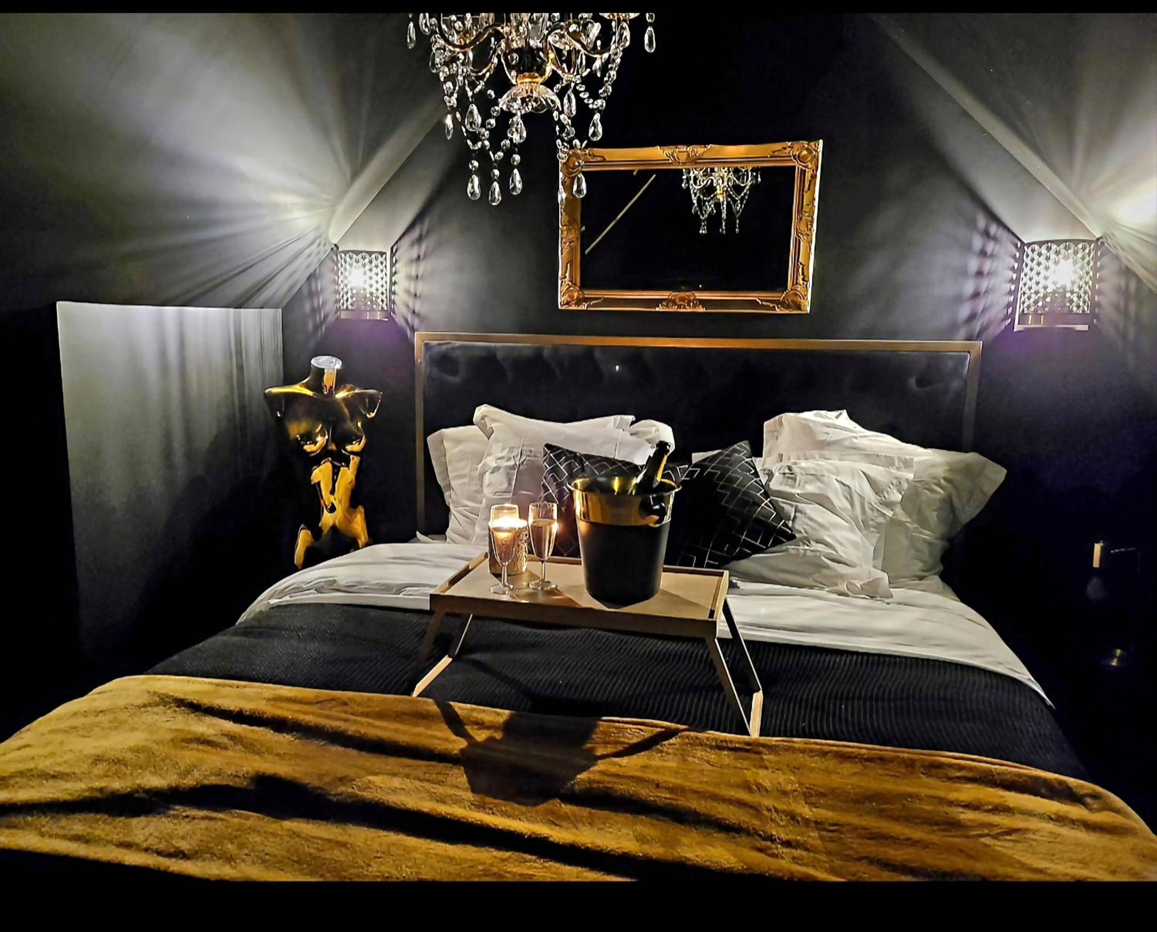 Chambre romantique avec lustre et lit king size - Les étonnants romantiques