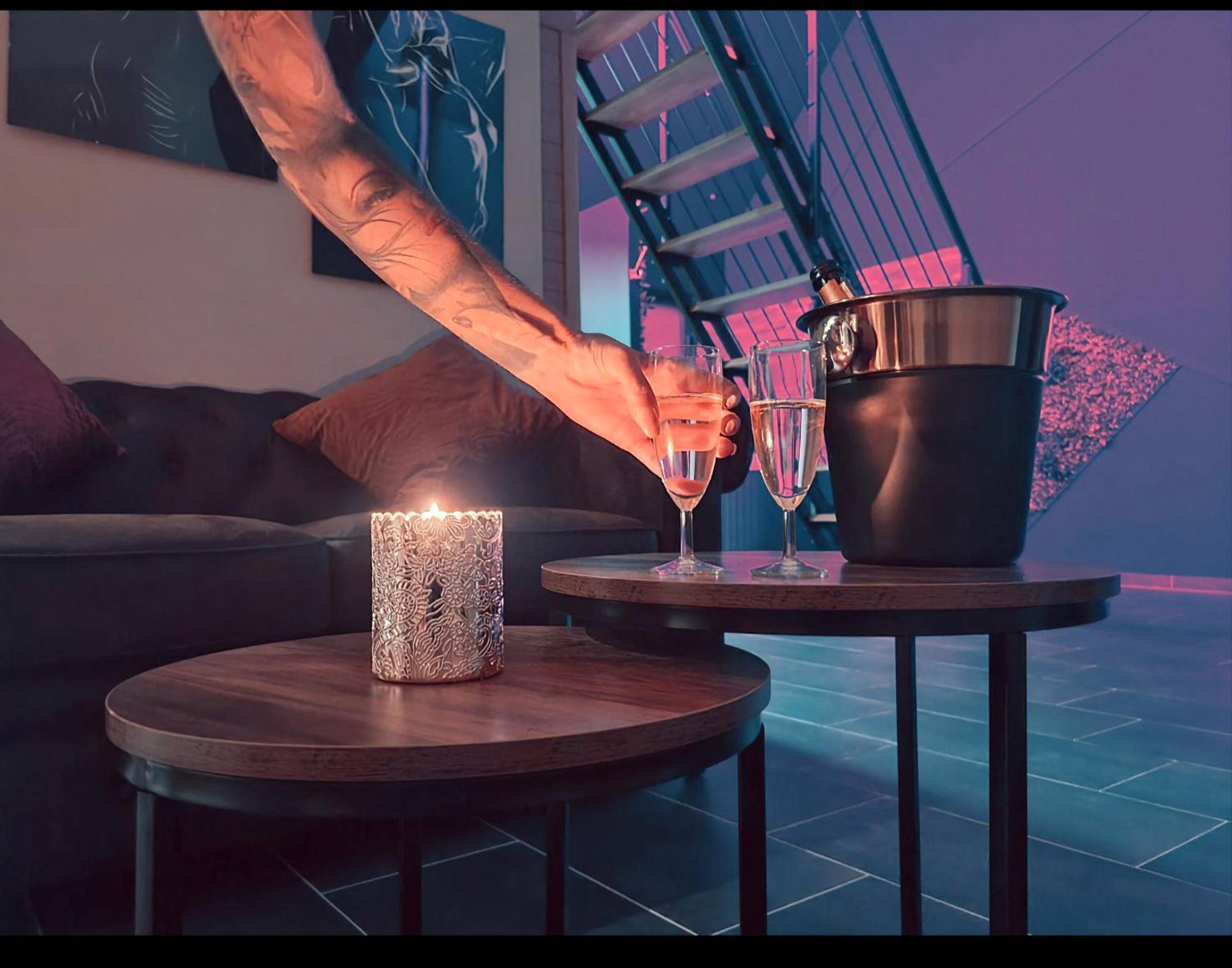 Tables basses avec bougie et flûtes de champagne - Les étonnants romantiques