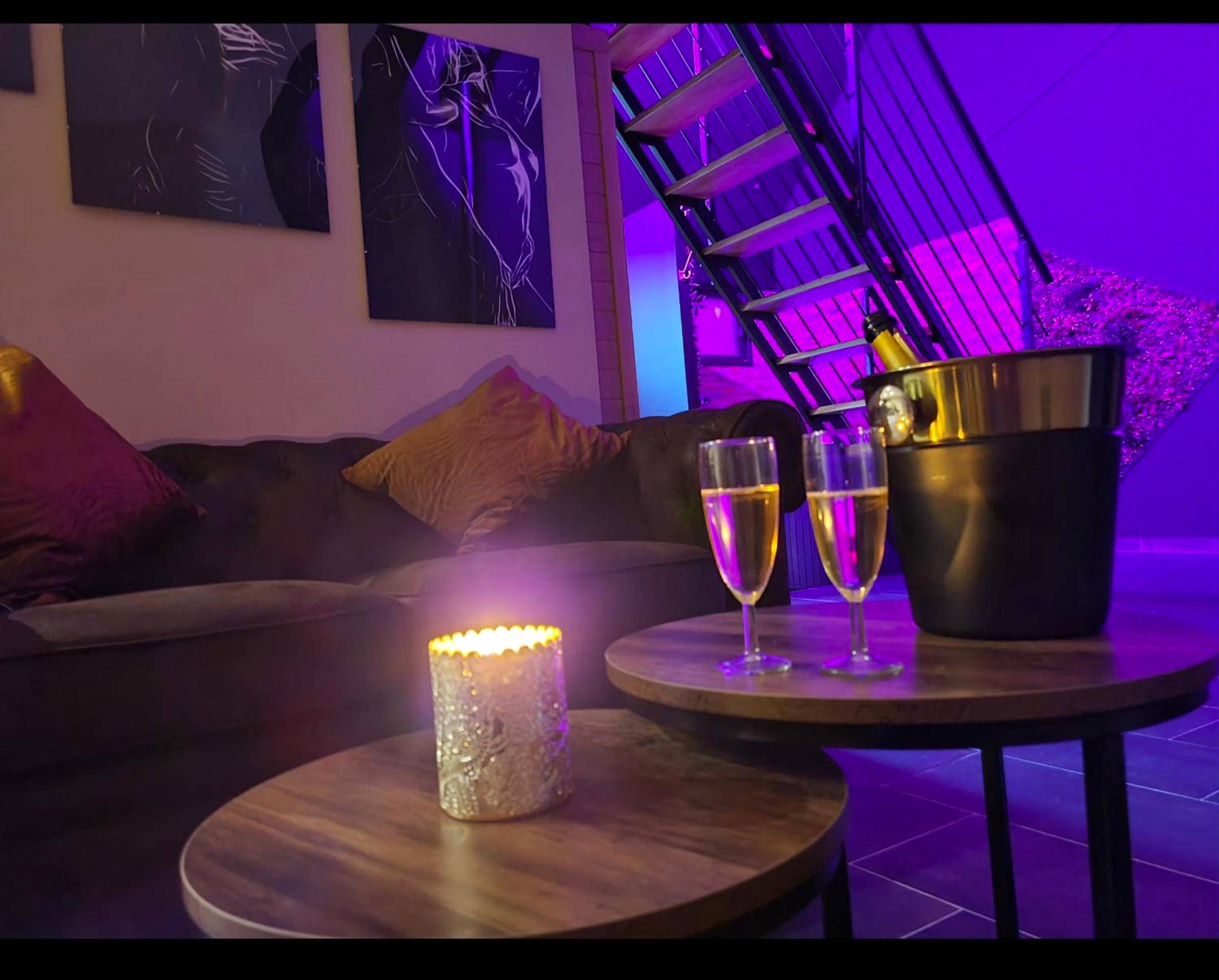Salon avec canapé capitonné et ambiance tamisée - Les étonnants romantiques