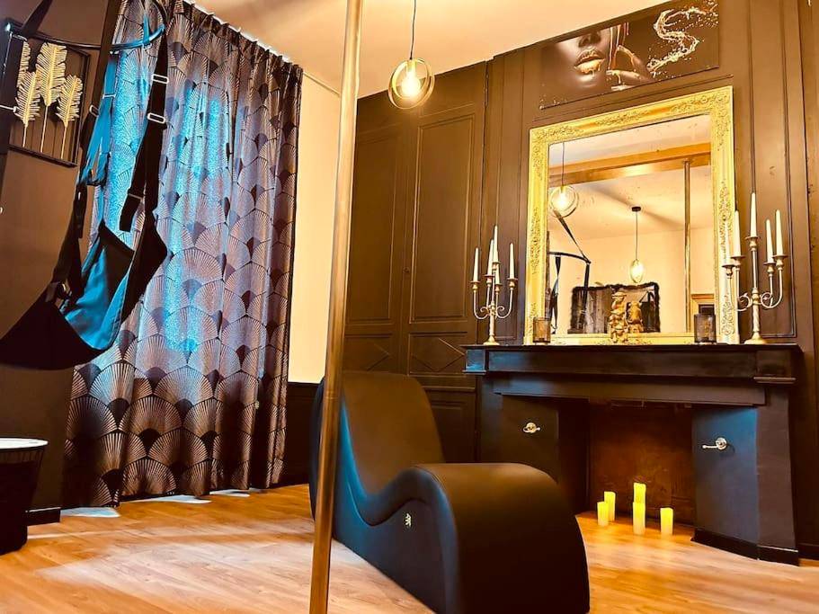 Vue principale - Love Room Illiers - Combray - Love room « L'étreinte dorée »